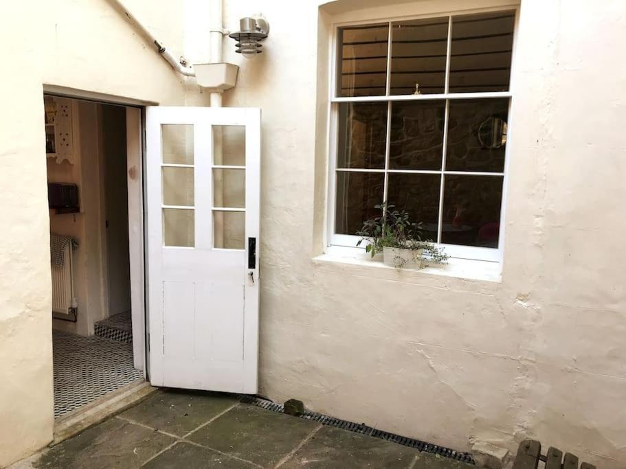 Beachfront With Wood Burner & Courtyard Apartment *