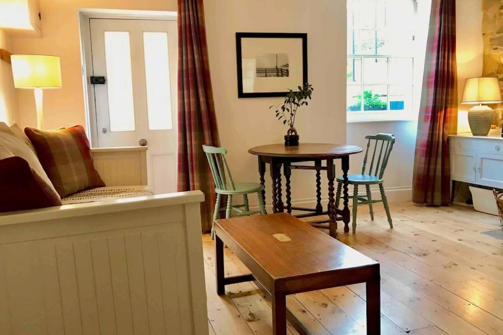 Beachfront With Wood Burner & Courtyard Apartment
